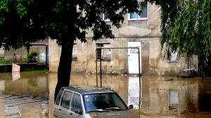 Sinistraţii din Petroşani au ales să doarmă în casele inundate ca să le păzească