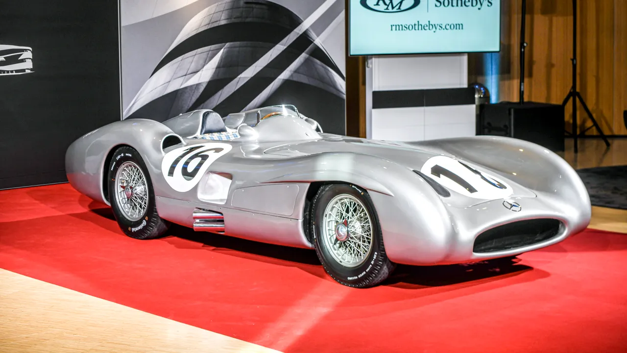 Maşina de Grand Prix pilotată de Stirling Moss, vândută la licitaţie cu peste 50 de milioane de euro