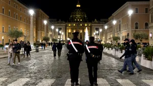 Doi hoți în serie, români, terorizau persoane în vârstă în fața Spitalului Gemelli din Roma