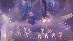 Un ecran uriaş a căzut peste doi dansatori la un concert al trupei Mirror 

