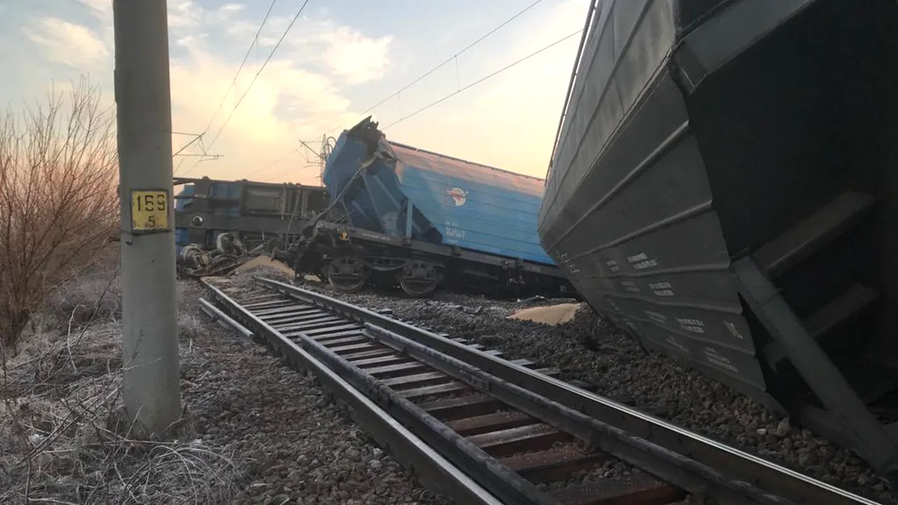 Circulaţie feroviară redeschisă între Craiova şi Caracal, unde 11 vagoane ale unui marfar au deraiat