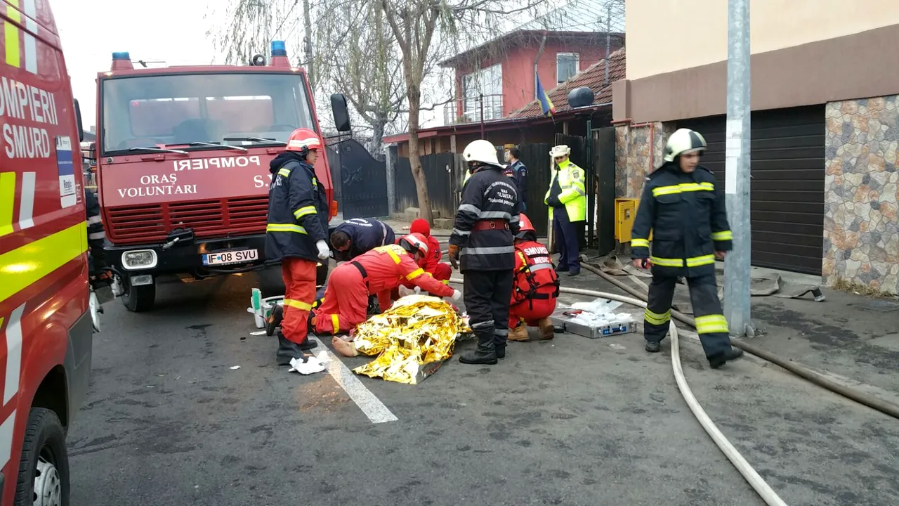 FOTO Incendiu la o casă din oraşul Voluntari. O femeie a decedat