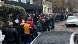 Cozi la unele secţii de votare din Londra. Recomandarea ambasadei României