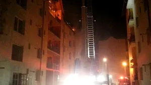 INCENDIU puternic la un bloc din Bistriţa: 130 de locatari au fost evacuaţi. Un copil a fost dus la spital