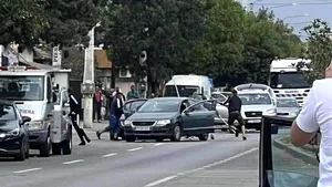 Bătaie pe o stradă din Craiova: Un bărbat a murit şi mai multe persoane au fost rănite