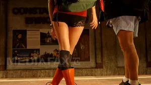 REPORTAJ - Cod vestimentar inedit: Bucureştenii s-au plimbat cu metroul în boxeri cu dantelă şi pantaloni scurţi - FOTO