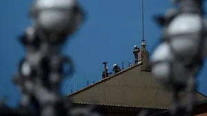 Pregătiri pentru alegerea noului Papă: Coşul de fum al Capelei Sixtine a fost curăţat şi reparat, înaintea Conclavului