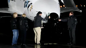 Virgin Galactic a prezentat noua navetă care va trimite turişti în spaţiu