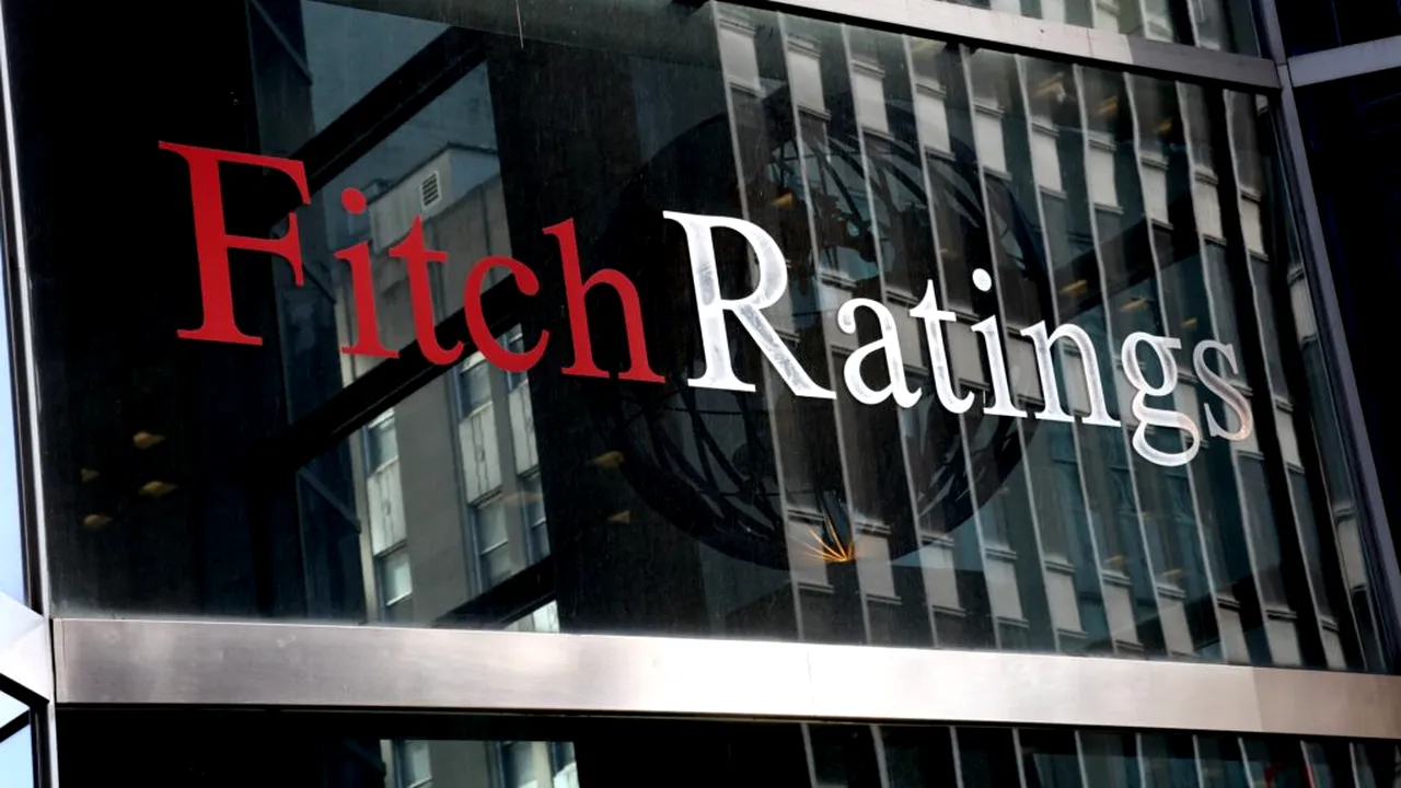 Fitch menţine ratingul României la „BBB-”, cu perspectivă negativă, dar avertizează asupra deficitului şi datoriei publice
