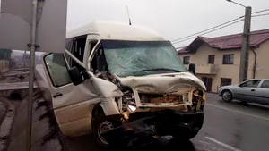 Hatan kórházban Fehér megyében, miután egy személyautó munkásokat szállító mikrobusszal ütközött