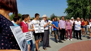 Protest pentru asfaltarea unui drum turistic în Cluj; când plouă, autocarele sunt scoase cu tractorul