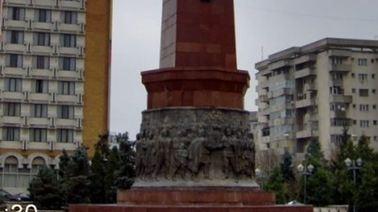 Utilajele de deszăpezire au avariat un monument din centrul oraşului Focşani