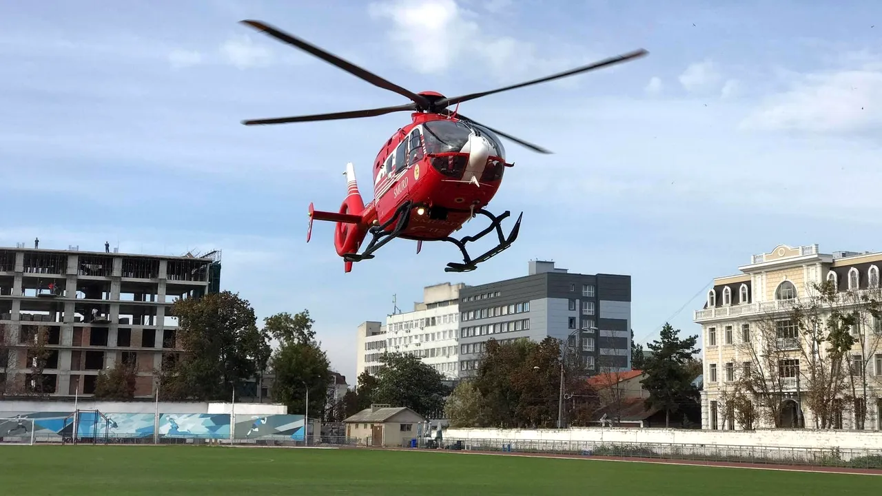 Un elicopter SMURD din Galaţi a trecut frontiera pentru a salva un tânăr din Republica Moldova