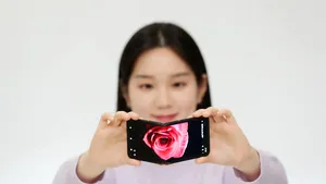 Samsung revoluţionează telefoanele pliabile: ecranul OLED In&Out Flip deschide noi orizonturi către telefoane pliabile mai subţiri şi mai uşoare