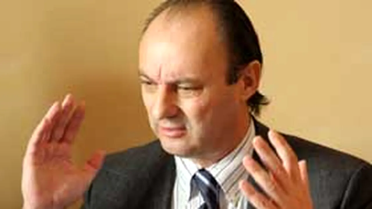 Interdicţia de a părăsi ţara, prelungită pentru fostul ministru Ioan Avram Mureşan