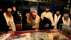 Iaşi: Aproximativ 40.000 de credincioşi s-au închinat la racla cu moaştele Sf. Cuvioase Parascheva