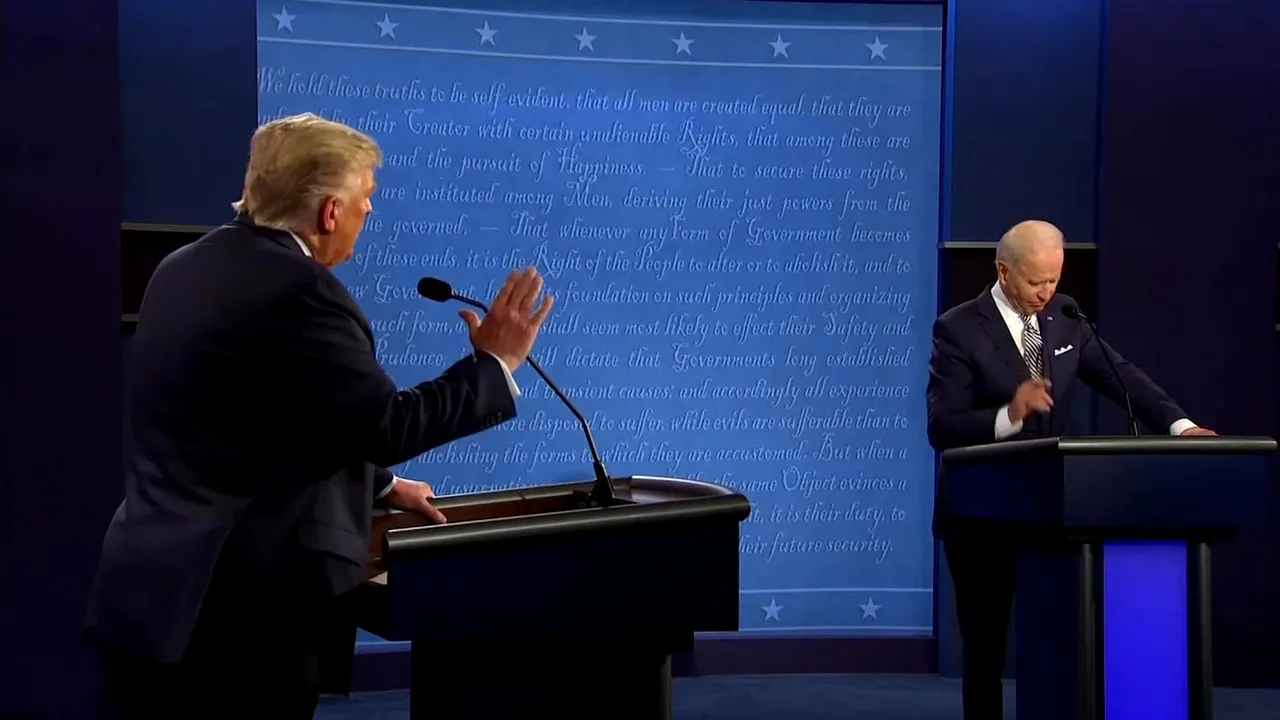 Trump şi Biden vor avea microfoanele dezactivate în unele părţi ale dezbaterii prezidenţiale finale. Măsura vine după întreruperile şi jigniri aruncate în prima dezbatere