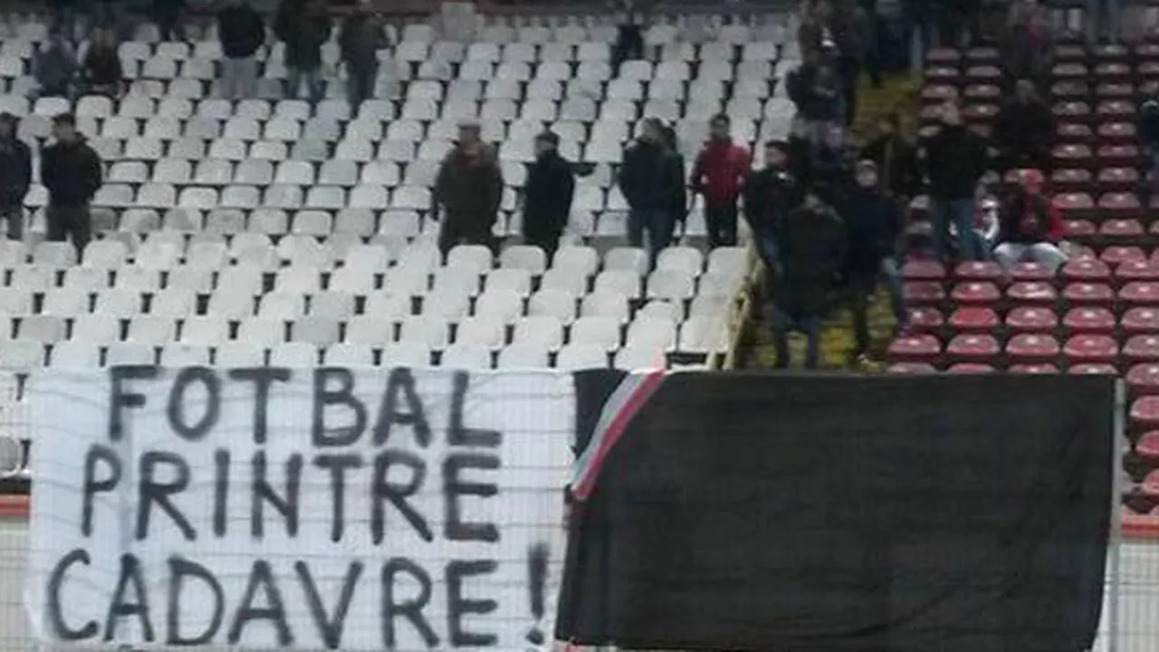 Bannere cu numele victimelor tragediei din Colectiv, arborate la meciul Dinamo - FC Viitorul - FOTO
