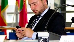 Un oficial local italian se laudă că l-a bătut pe un român, acuzând că a fost tratat rău în România