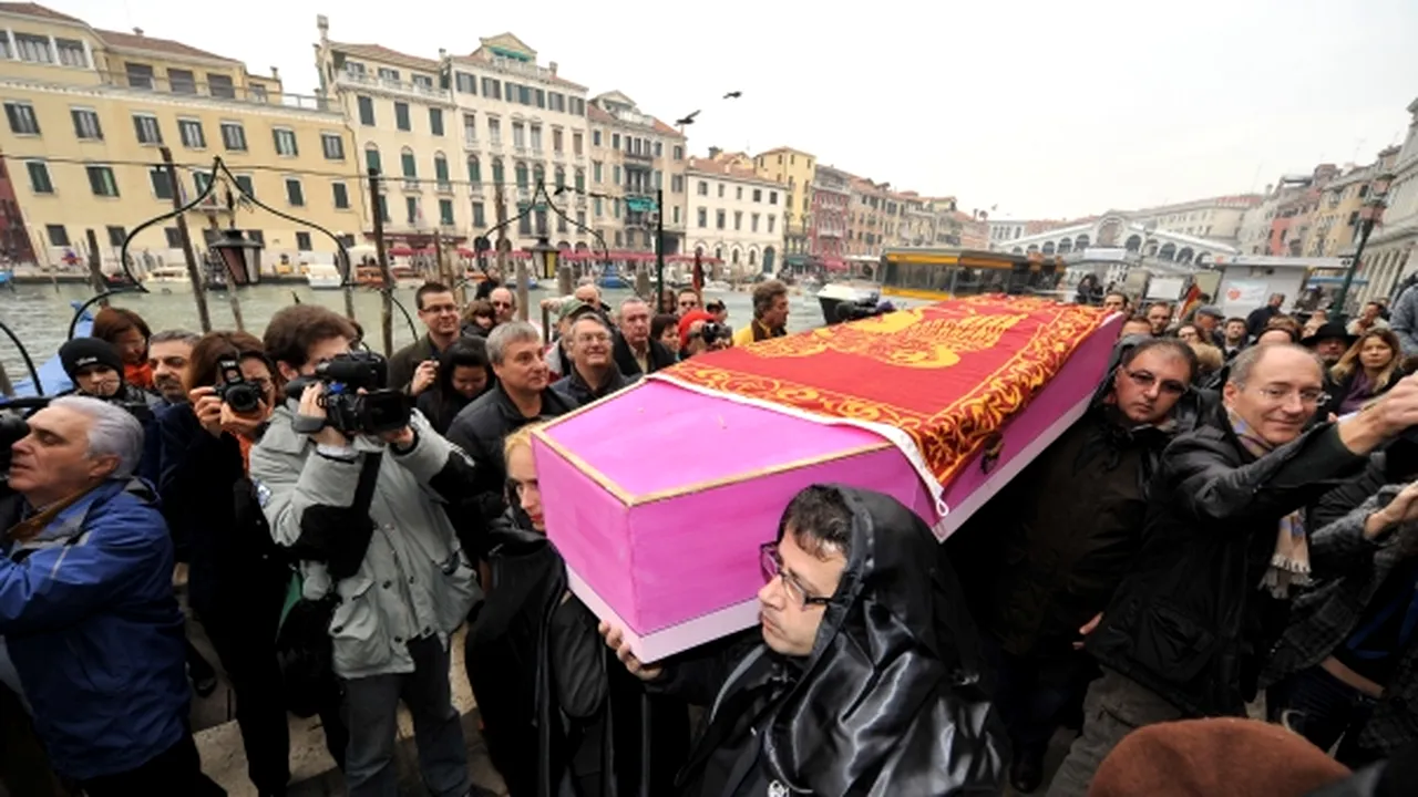 Veneţienii au pus în scenă funeraliile oraşului lor - FOTO