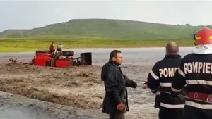 Mobilizare fără precedent, în Prahova: Sute de pompieri îl caută pe cel de-al patrulea copil luat de viitură, alături de mamă şi fraţi, cu tot cu casă