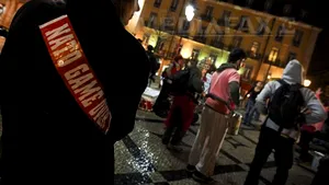 Douăzeci de militanţi pacifişti s-au legat cu lanţuri în zona summitului NATO