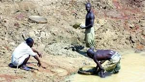 Românul misterios care deţine o mină de diamante în Sierra Leone