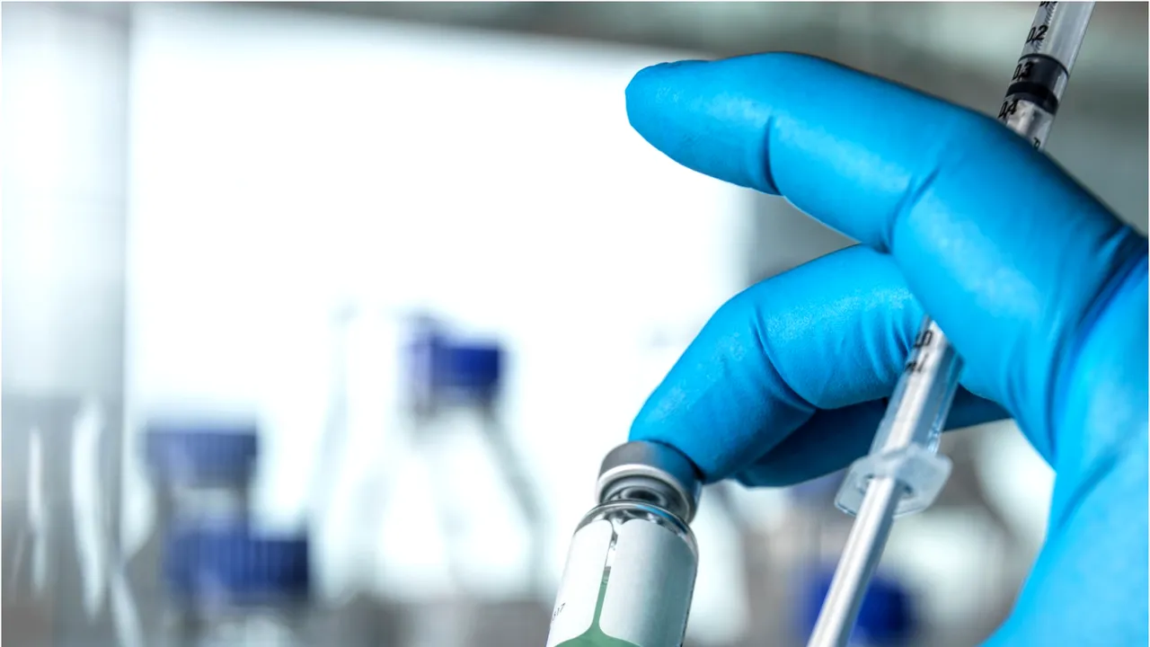 Peste 200 de persoane vaccinate în primele 2 ore de la deschiderea centrului drive-thru din Deva