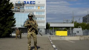 Ruşii acuză Ucraina că foloseşte arme occidentale pentru a ataca centrala de la Zaporojie. SUA spun că Moscova o foloseşte ca 