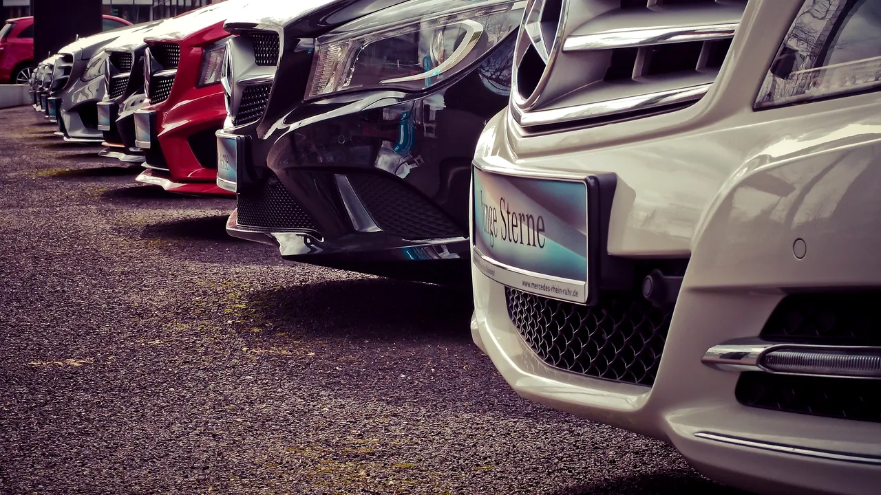 Mercedes-Benz anunţă concedieri. Compania vrea să facă economii masive în următorii trei ani