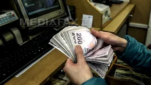Lira sterlină a scăzut la minimul ultimelor trei săptămâni