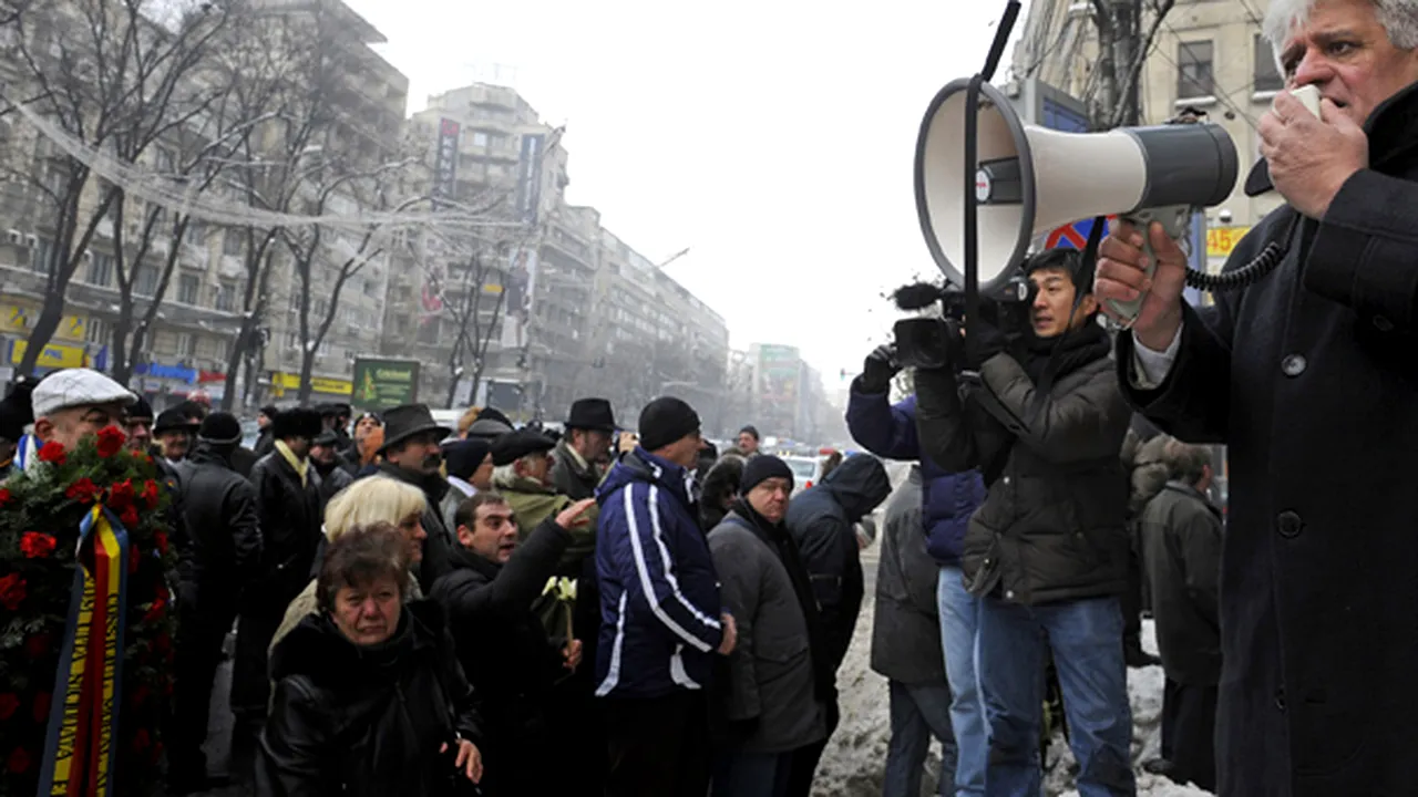 Peste 200 de revoluţionari au blocat Bulevardul Magheru