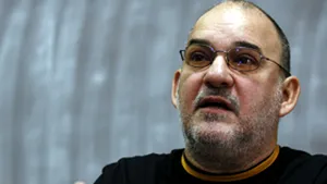 Peste o sută de sindicalişti au pichetat, miercuri, sediul Prefecturii Bucureşti