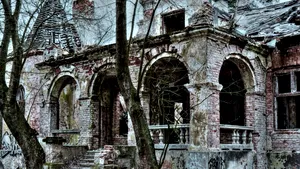 Clădirea de 5 milioane de euro de care nu se atinge nimeni. Ce se află în cea mai scumpă proprietate din Balcani