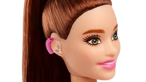 Diversitate în lumea Barbie. Noua păpuşă va avea aparat auditiv