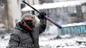 Scandal între vecini: un bărbat a ameninţat cu o bâtă şi un topor, celălalt a tras cu pistolul