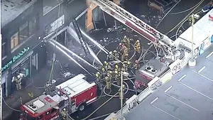 Explozie într-o clădire din Los Angeles. Cel puţin 10 pompieri au fost răniţi şi mai multe clădiri au ars

