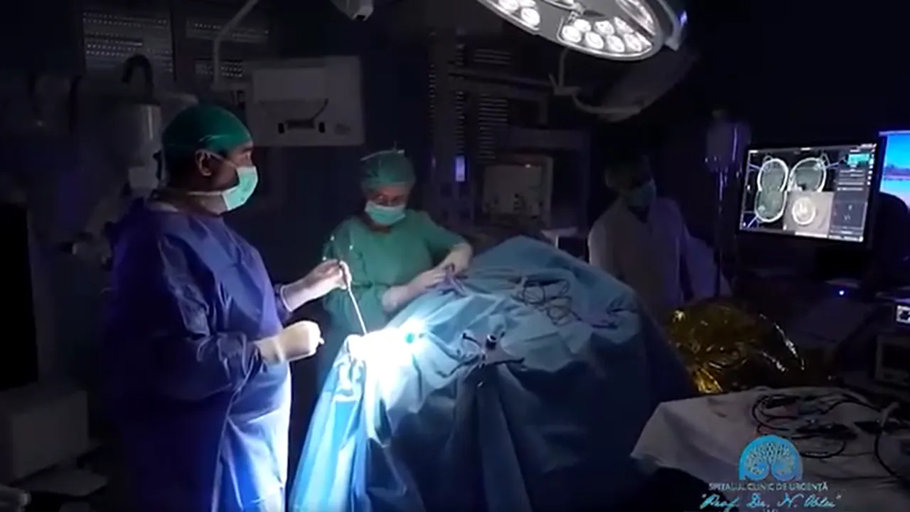 Premieră în România: Primul copil operat pe creier în semiîntuneric de o tumoră gigant de 10 cm