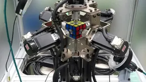 Un robot rezolvă un cub Rubik într-un timp record de 0,305 secunde