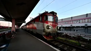 Circulație feroviară blocată. Mai multe trenuri CFR Călători, afectate de o defecțiune la o locomotivă electrică