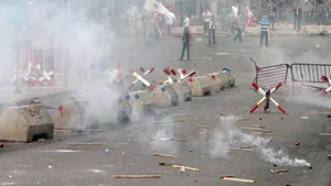 BEIRUT sub ASEDIU: Schimb de tiruri de armă între militari şi persoane înarmate care blochează cu baraje accesul spre cartiere sunite