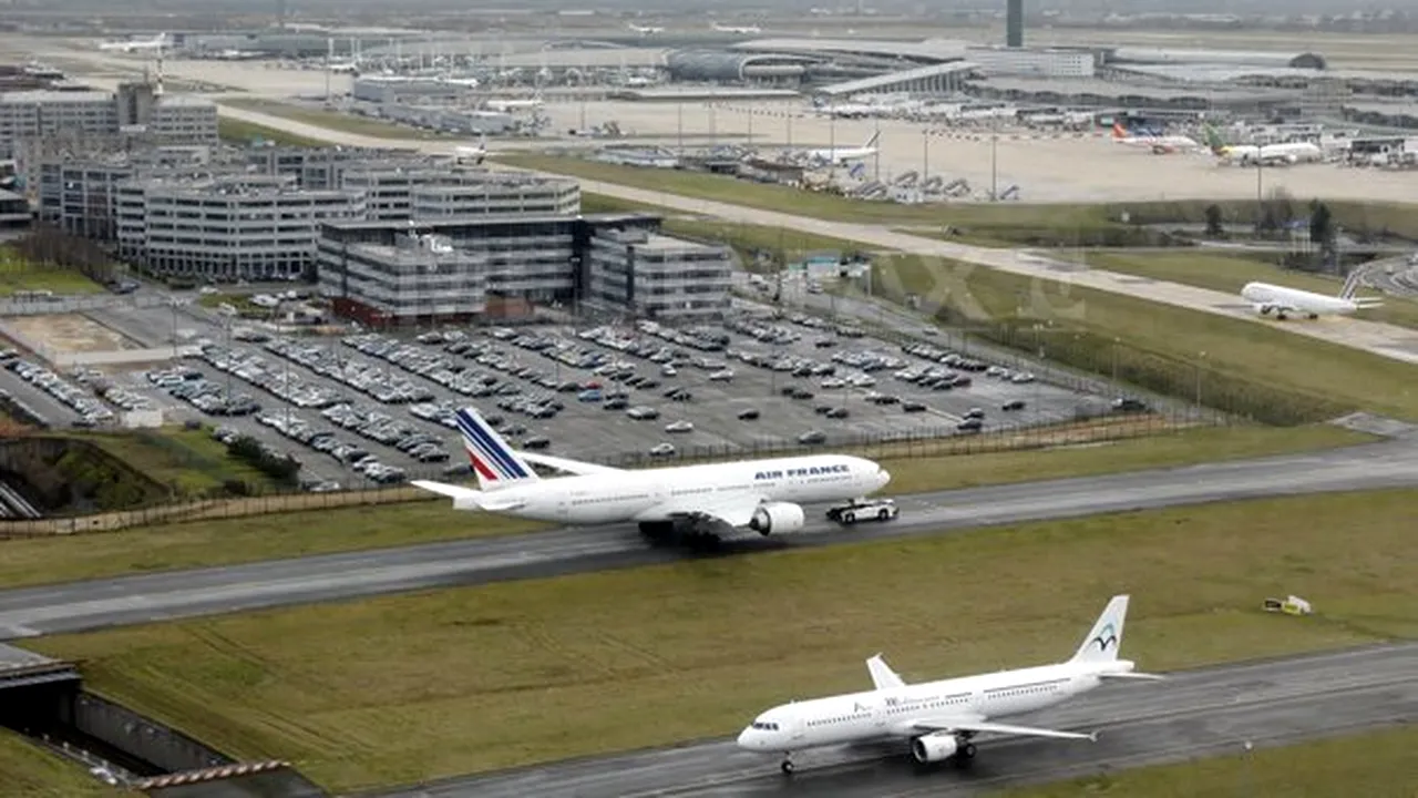 Franţa: 1.800 de zboruri anulate din cauza grevei controlorilor de trafic aerian