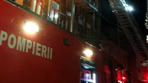 Zeci de persoane au fost evacuate din cauza unui incendiu care a făcut scrum podul unei clădiri vechi din centrul Brăilei