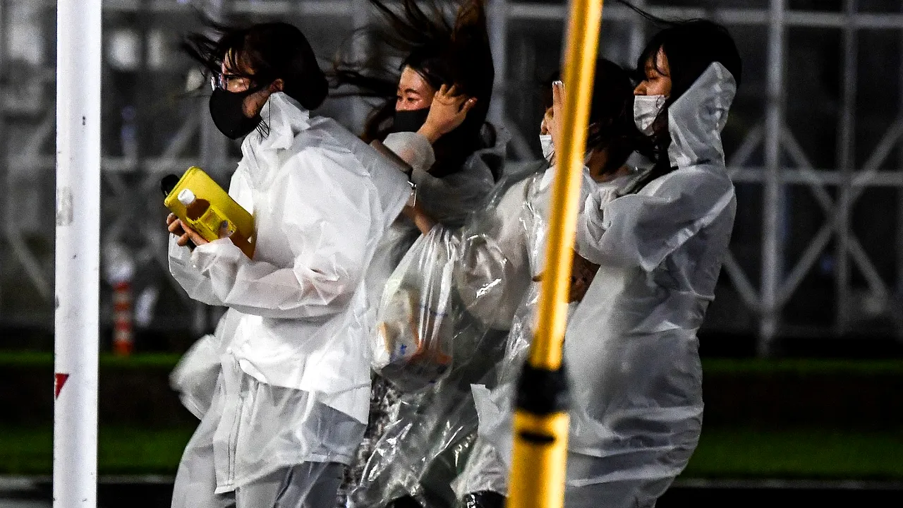Taifunul Haishen: autorităţile japoneze au dispus evacuarea a 200.000 de oameni. Sute de zboruri şi trenuri au fost anulate