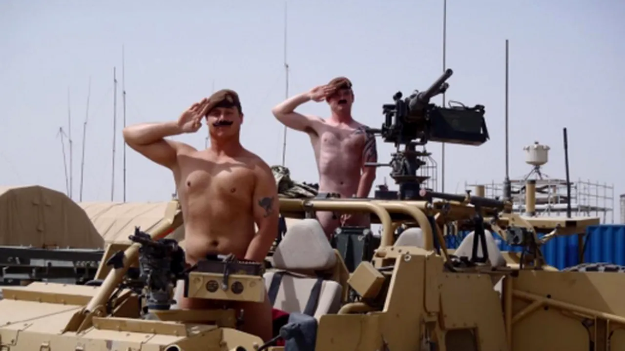 Zeci de militari au pozat nud pentru a-l susţine pe prinţul Harry - FOTO