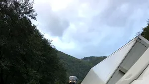 FOTO | Circulaţie feroviară întreruptă mai multe ore în zona localităţii clujene Negreni, după ce un tir s-a răsturnat/ Călătorii din opt trenuri, transportaţi cu maşini/ Traficul feroviar a fost reluat după aproximativ trei ore