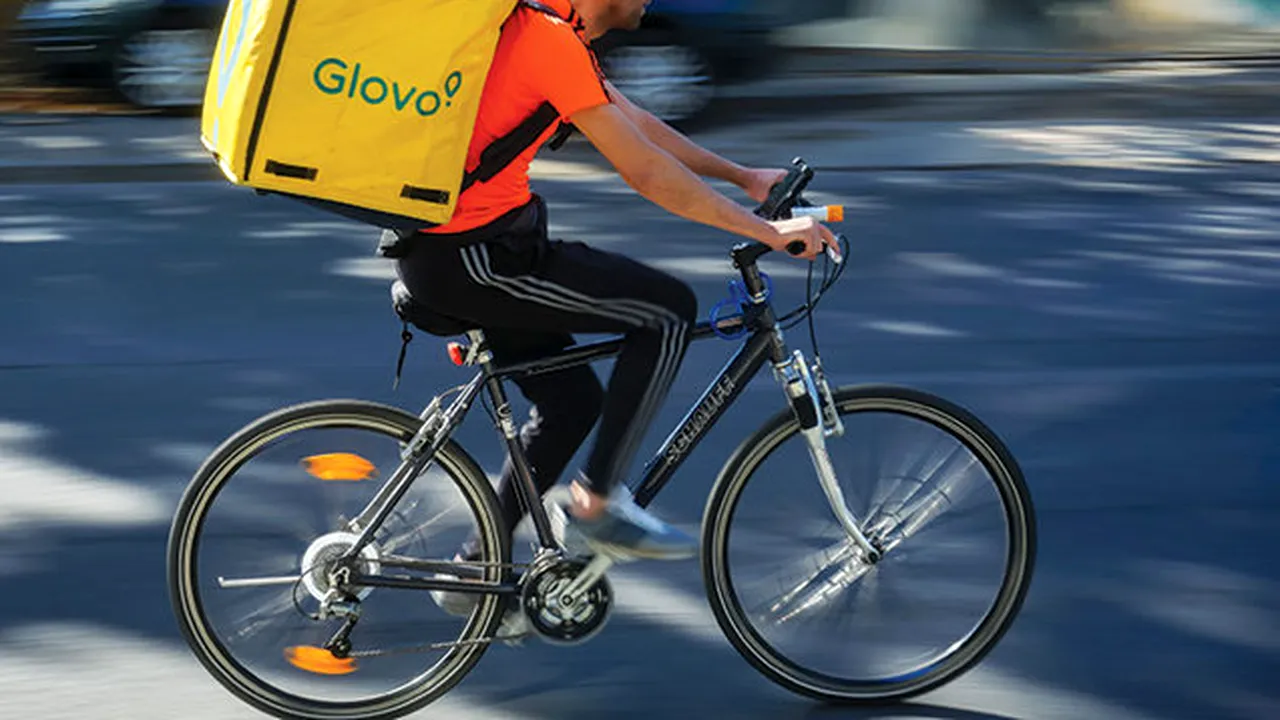 Platforma Glovo a ajuns în 5 ani în România la 6.500 de curieri pe străzile din 75 de oraşe. 10% dintre curieri sunt străini