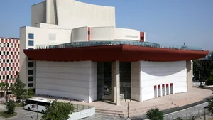 Imagini simbol pentru pace, proiectate sâmbătă seara pe faţada Teatrului Naţional „I.L. Caragiale”