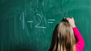 REPORTAJ - O fată cu o afecţiune gravă la ambii ochi, olimpică şi elevă de nota 10. Cum şi-a impresionat diriginta: 