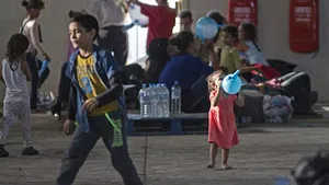 DISPUTĂ diplomatică între Cipru şi Marea Britanie, după ce PRIMII refugiaţi sirieni au debarcat pe teritoriu britanic. Cum se joacă cei mici în hangarul bombardierelor - FOTO, VIDEO